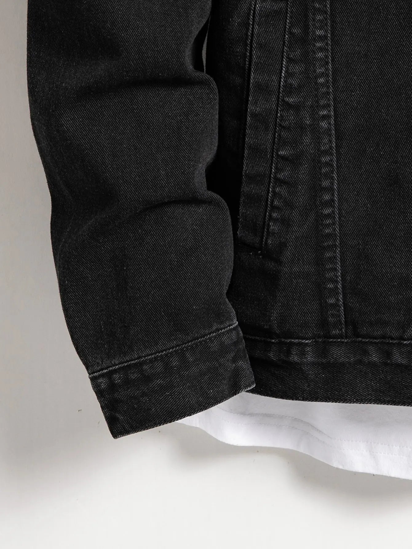 Men's denim jacket for spring and autumn. Black-collar denim coat. Suitable for daily casual wear. Stylish, simple and trendy.